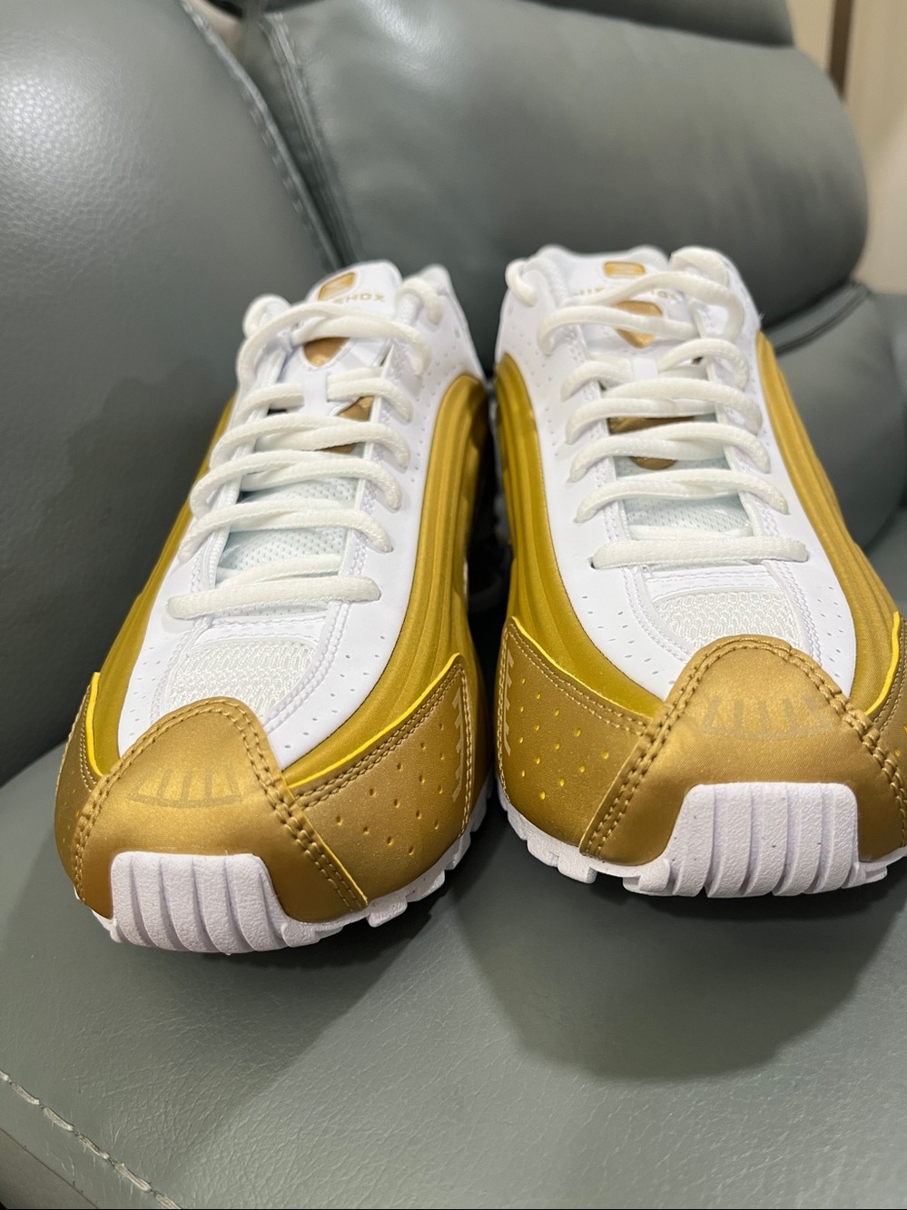 Nike Shox R4  White and Gold Athletic Shox Sneakers - Picture 5 of 5